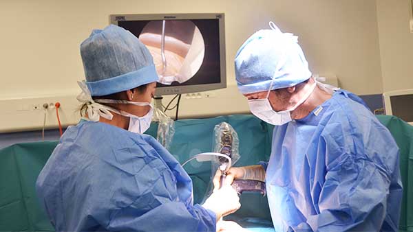 docteur laurent thomsen au bloc operatoire chirurgien orthopediste au bloc operatoire a paris