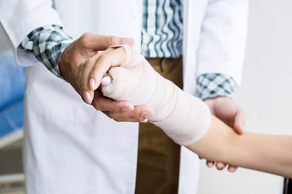 fracture scaphoide les gestes a eviter specialiste du poignet dr laurent thomsen chirurgien main paris chirurgien poignet paris clinique drouot