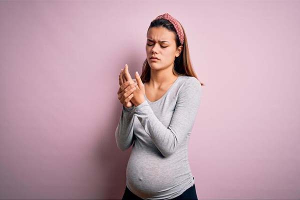 Canal carpien et grossesse : que faire ?