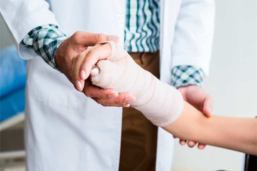 traitement fracture scaphoide gestes a eviter dr laurent thomsen chirurgien main poignet paris clinique drouot