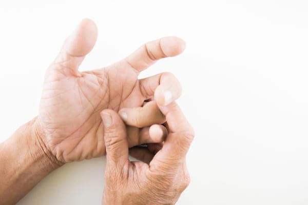 Doigt à ressaut : Doigt qui se bloque : quelles sont les causes possibles ?