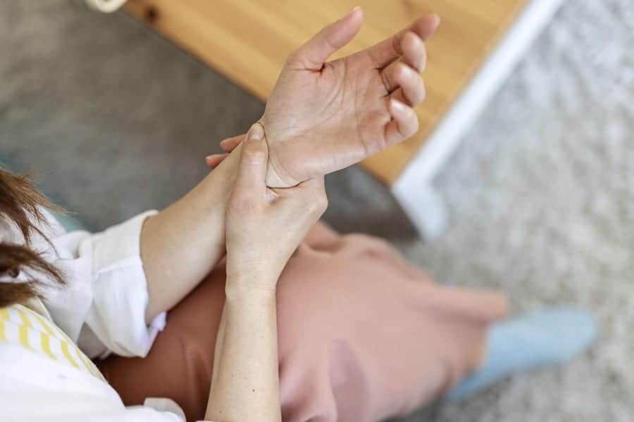 decharge electrique apres operation canal carpien chirurgie main paris chirurgien orthopediste main dr laurent thomsen paris